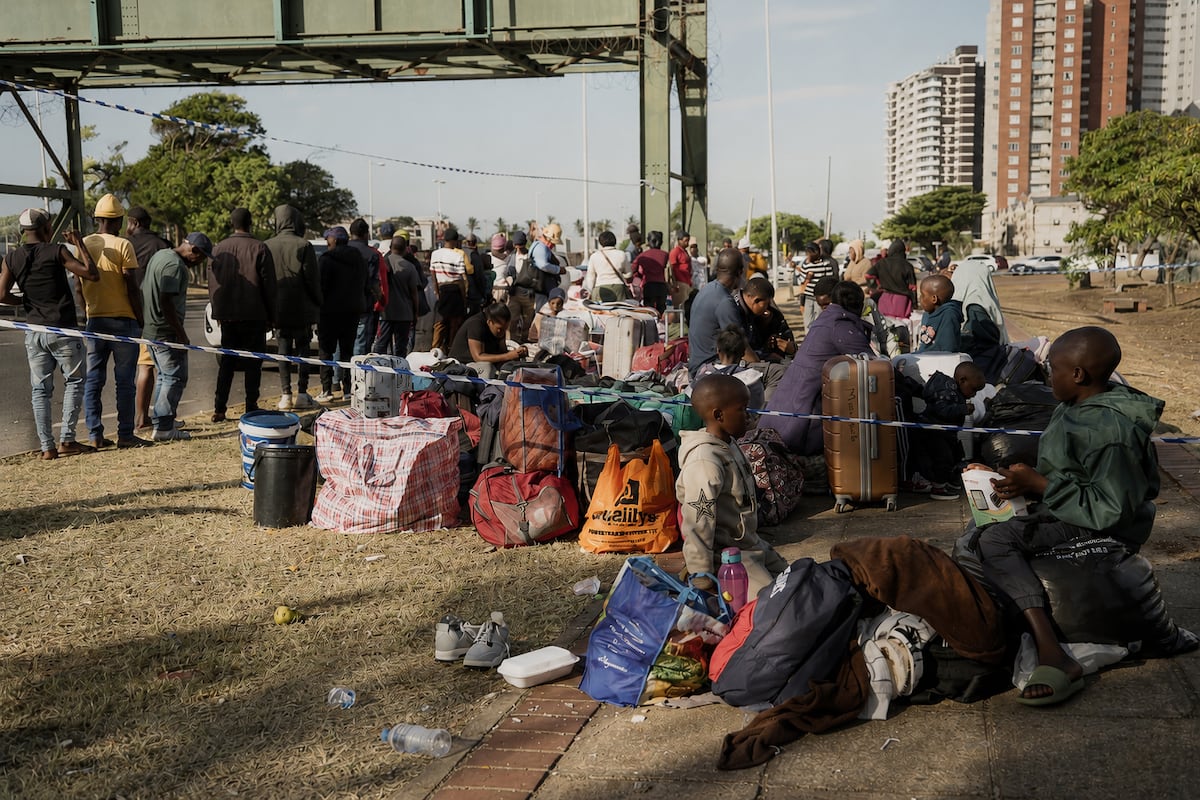 Cientos de refugiados sobreviven en la calle en Sudáfrica mientras afrontan un nuevo ultimátum antimigración: “La niña apenas puede respirar”