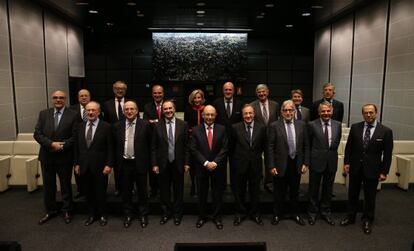 Participantes del grupo Puente Aéreo en la cena celebrada este miércoles. De izquierda a derecha y de abajo arriba: Salvador Alemany (Abertis), Rodrigo Rato, Antoni Brufau (Repsol), Luis de Carlos Bertrán (Uría Menéndez), Cristóbal Montoro, Florentino Pérez (ACS), Josep Sánchez Llibre, Ignacio Garralda (Mutua Madrileña) y Antonio Vázquez (Iberia). En la segunda fila, José Antich (La Vanguardia), Luis Conde (Seeliger y Conde), Joaquim Gay de Montellá (Fomento del Trabajo Nacional), María Dolores Dancausa (Bankinter), Enrique Lacalle (Barcelona Meeting Point y Sil), Santiago Bergareche (Cepsa), Manuel Torreblanca (Barceleuro) y José María Xercavins (Grupo Metroinvest).