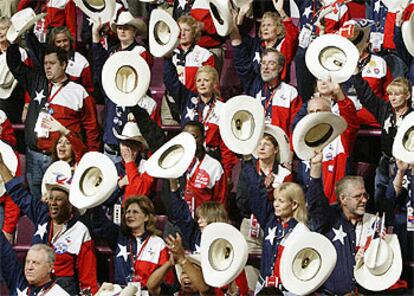 La delegación de Tejas saluda, sombrero en mano, a los asistentes a la convención republicana de Nueva York.