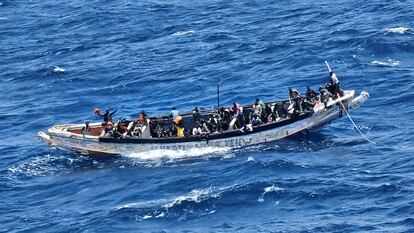 Imagen del cayuco rescatado por un crucero de lujo en su camino hacia Canarias.