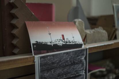 Imagen en el estudio de Vicente Rojo de un barco donde llegaron refugiados españoles a México.