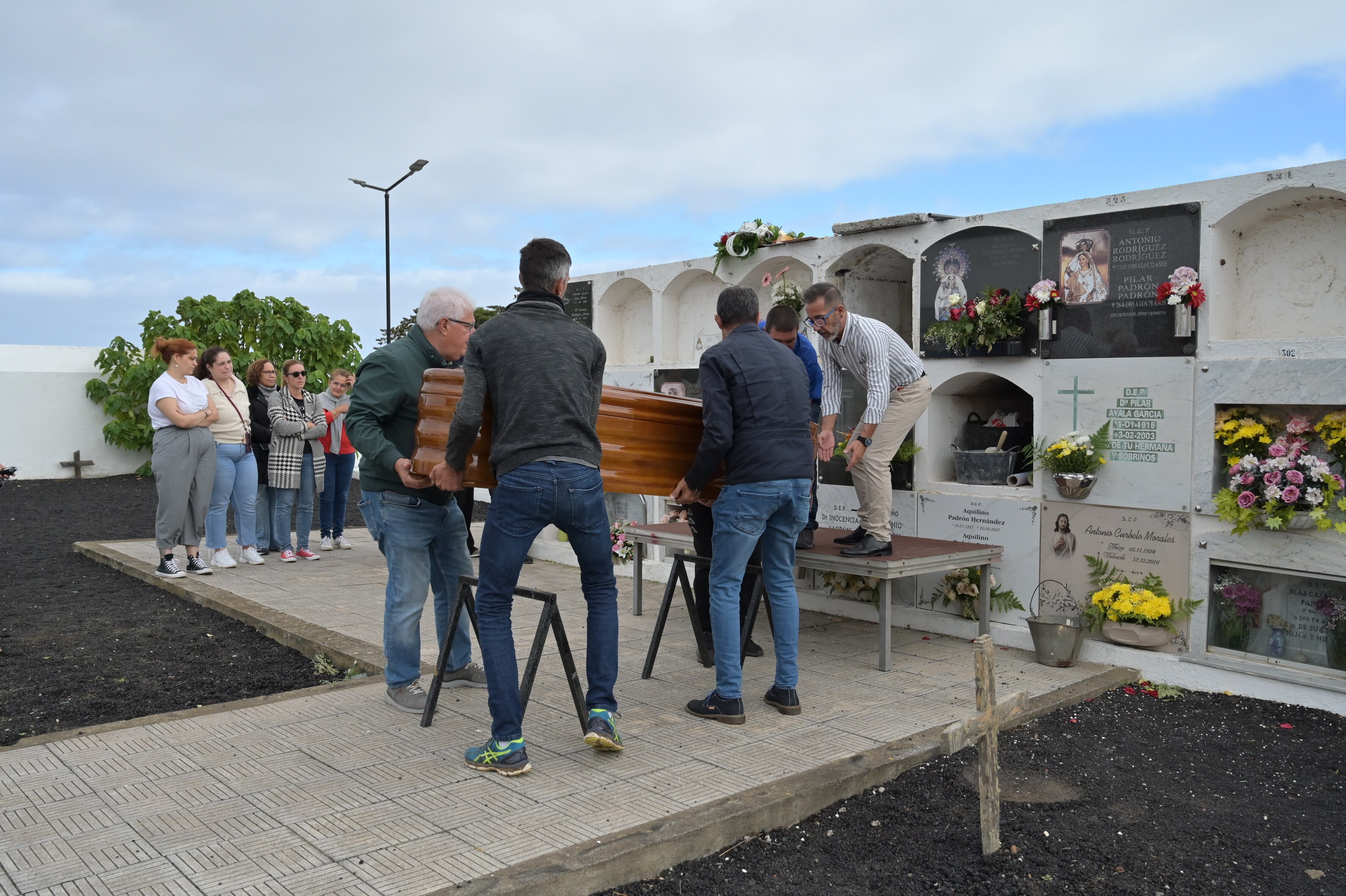 Sepelio en el cementerio de Valverde (El Hierro) este sábado del joven inmigrante que falleció ayer viernes en el Hospital de Los Reyes, donde fue ingresado el jueves.