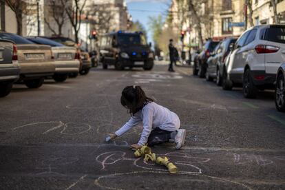 Una niña juega en la calle junto al colegio Fernando El Católico (Madrid) durante la protesta escolar contra los coches del pasado viernes.