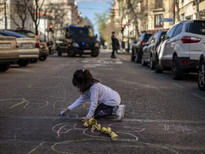 Una niña juega en la calle junto al colegio Fernando El Católico (Madrid) durante la protesta escolar contra los coches del pasado viernes.