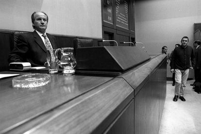 4 de diciembre de 1998. Arnaldo Otegi pasa delante de Atutxa, que preside el parlamento vasco, durante una sesión.