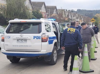 El bombero Francisco Ignacio Mondaca Mella es detenido por la Policía de Investigación en Valparaíso (Chile), el 24 de mayo de 2024.