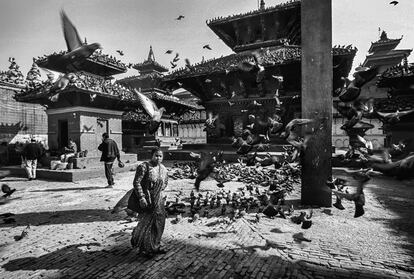 Makhan Tole, Durbar Square, Katmandu (Nepal). Gran parte de la población del país se concentra en el valle y la ciudad de Katmandu. El 25 de abril de 2015, esta región sufrió el terremoto más grave de su historia. Murieron 9.000 personas y más de 20.000 resultaron heridas. El sismo, además, causó profundos daños materiales en edificios emblemáticos. La carencia de recursos generó una crisis humanitaria con cerca de 10 millones de personas con necesidad de asistencia, casi tres millones de desplazados internos y un millón y medio con falta de alimento.