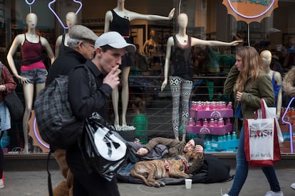 Una persona sin hogar en la calle Oxford de Londres, en mayo de 2013.