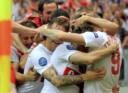 Los jugadores de la selecci&oacute;n polaca celebran el gol