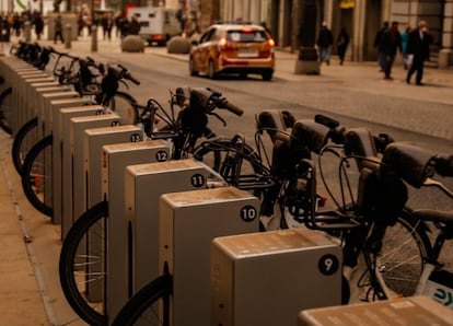 Bicicletas en una estación de BiciMad cubiertas por el polvo, este martes en la capital. 