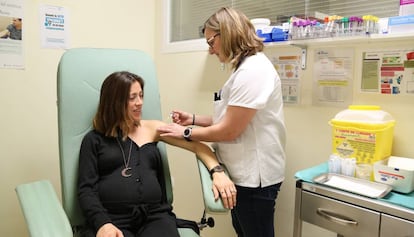 Una embarazada se vacuna de la gripe en el hospital Vall d'Hebron