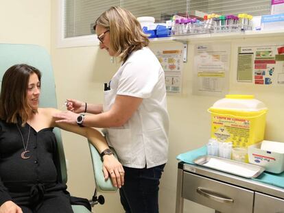 Una embarazada se vacuna de la gripe en el hospital Vall d'Hebron