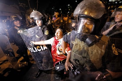 Policías detienen el 31 de enero a una ciudadana que protesta contra el Gobierno de Dina Boluarte, en Lima (Perú).