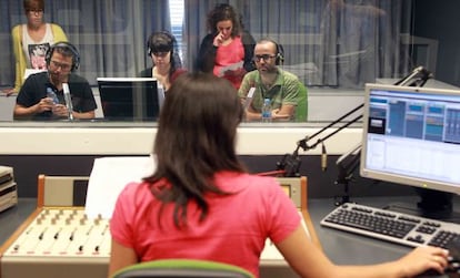 Alumnos del máster de periodismo UAM/ EL PAÍS preparando un informativo de radio.