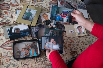 Carmen Aguilar guarda todas las fotos y recuerdos de Vitaly, desde que era niño.