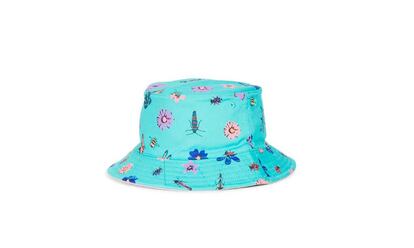 La firma recupera el espíritu surfista de los ochenta con este sombrero repleto de flores e insectos para sobrevivir al sol de L.A.