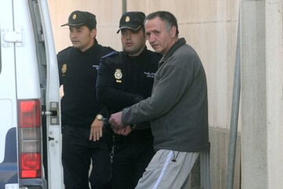 La policía traslada a Santiago del Valle tras la última sesión del juicio en la Audiencia de Huelva.