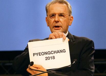 Jacques Rogge muestra el cartel que da como vencedora a Pyeongchang.