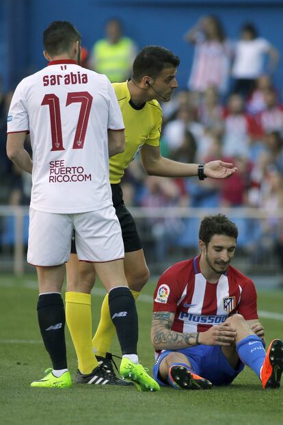 El defensa del Atlético de Madrid Sime Vrsaljko se lesiona en el minuto primero del partido de la vigésimo octava jornada de Liga que el Atlético de Madrid y el Sevilla disputan en el estadio Vicente Calderón. 