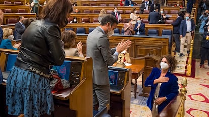 Pedro Sanchez, Presidente del Gobierno, y Maria Jesus Montero, ministra de Hacienda, se saludan durante el pleno de presupuestos en el Congreso de los Diputados, en Madrid, el 3 de diciembre de 2020. Foto: Angel Navarrete/Pool