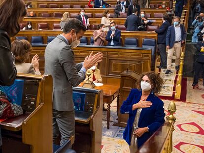 Pedro Sanchez, Presidente del Gobierno, y Maria Jesus Montero, ministra de Hacienda, se saludan durante el pleno de presupuestos en el Congreso de los Diputados, en Madrid, el 3 de diciembre de 2020. Foto: Angel Navarrete/Pool