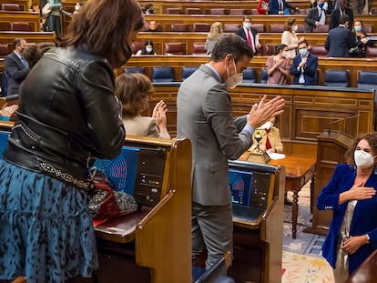 Pedro Sánchez aplaude a la ministra de Hacienda, María Jesús Montero, tras los aprobación de los Presupuestos este jueves.