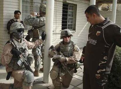 Soldados estadounidenses supervisan la tarea de policías en Bagdad.