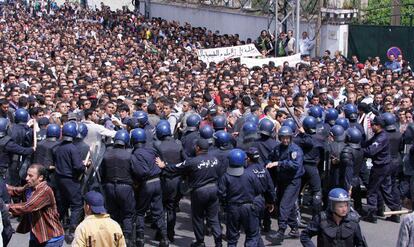 Los antidisturbios frenan el avance de los estudiantes universitarios por la calles de Argel.