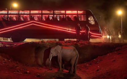 Ônibus station with elephant and rede ônibus ( Estação de ônibus com elefante e ônibus vermelho), 2018