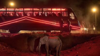 Ônibus station with elephant and rede ônibus ( Estação de ônibus com elefante e ônibus vermelho), 2018