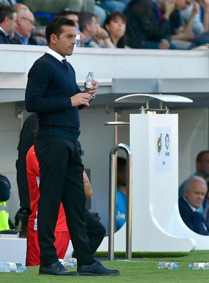 El entrendor del Huesca Francisco, observa a los jugadores durante el partido.