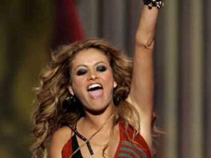 Paulina Rubio recibe el premio por la canción del año en los prmios Billboard.