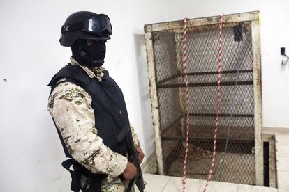 Un soldado mexicano, junto al ascensor con el que se bajaba la mercancía al narcotúnel en el lado de México.