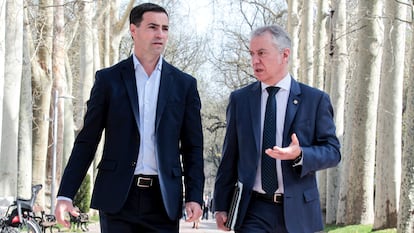 Imanol Pradales y el lehendakari Iñigo Urkullu pasean por Vitoria durante la campaña electoral.