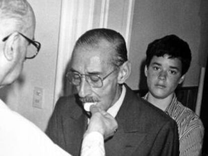 El dictador Jorge Videla toma la comunión.