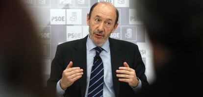 El secretario general del PSOE, Alfredo Pérez Rubalcaba, ayer en un acto de su partido.