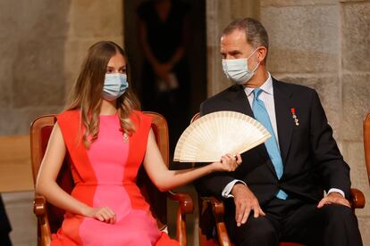 Uno de los gestos de mayor complicidad que han podido verse en la misa por el apóstol Santiago ha sido el de la princesa Leonor hacia su padre, el rey Felipe VI: la joven ha abanicado al Monarca durante la ceremonia religiosa. 