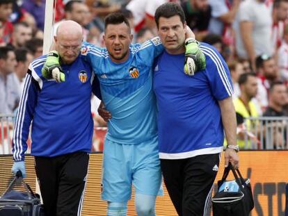 Diego Alves se retira lesionado durante el partido contra el Almería.