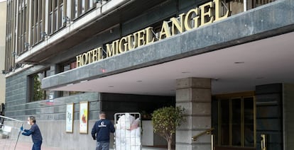 Trabajadores de los servicios de lavandería hacen entrega y recogida de material en el Hotel Miguel Ángel, transformado en Hospital como consecuencia de la pandemia de coronavirus en Madrid, el 17 de abril.