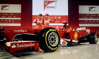 Los pilotos de Ferrari Fernando Alonso y Felipe Massa posan con el nuevo monoplaza de la escuera, el F138.