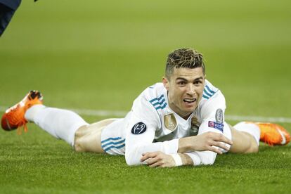 Cristiano Ronaldo gesticula en el suelo en un lance del partido.