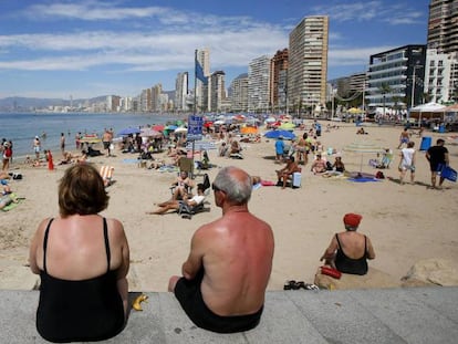 Turistas en una playa de Benidorm (Alicante). 