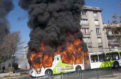 En las cercanías de Plaza Italia, uno de los dos autobuses de transporte público que resultaron totalmente quemados.