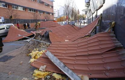 La coberta d'un edifici de Terrassa abatuda pel fort vent.