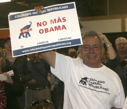 Un hombre de la comunidad de Denver apoya al candidato republicano, Mitt Romney, en el primer debate presidencial ante el mandatario de EEUU y aspirante a la reelección, Barack Obama.