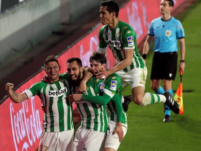 Los jugadores del Betis celebran el gol del triunfo de Borja Iglesias.