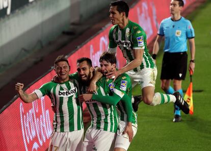 Jugadores del Betis celebran el gol del triunfo de Borja Iglesias
