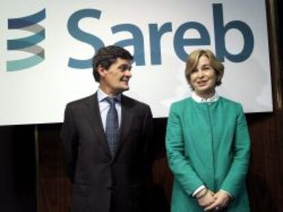 La presidenta de la Sociedad de Gesti&oacute;n de Activos Procedentes de la Reestructuraci&oacute;n Bancaria (Sareb), Bel&eacute;n Romana (d), y el consejero delegado de la sociedad, Jaime Echegoyen. 