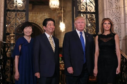 El presidente y Melania Trump junto al primer ministro de Japón, Shinzo Abe, y su esposa. Los cuatro posaron ante las cámaras tras una cena en la residencia del magnate en Mar-a-Lago, Palm Beach, el 11 de febrero.