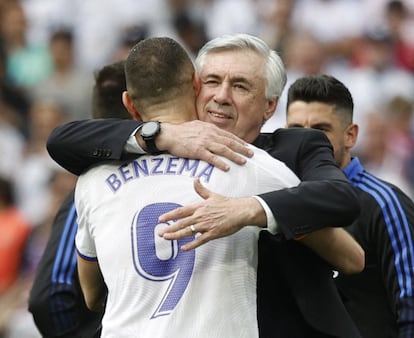 Ancelotti abraza a Benzema, máximo goleador blanco en la temporada y que ayer cerró su actuación con un tanto.